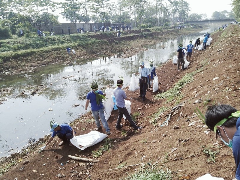 Peduli Citarum Harum, Ratusan Karyawan PT Errita Pharma Bersihkan Sampah Di Sungai Citarik