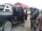 Satgas Yonif 300 Laksanakan Pemeriksaan Di Pintu Lintas Batas RI-PNG