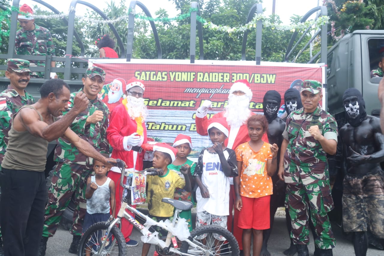 Satgas Raider 300 Berbagi Sukacita Natal Bersama Anak-Anak Papua