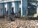 Sampah Kembali Menumpuk Di Pintu Air Sungai Citarik