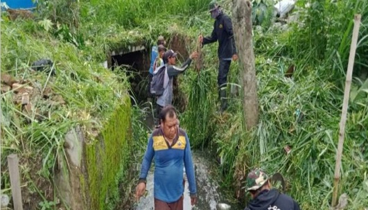 Satgas Bersihkan Sampah Di Anak Sungai Cibaligo