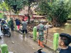 Gotong Royong Warga Bersama Satgas Citarum Bersihkan Sampah Di Jembatan Kampung Bojong Melati
