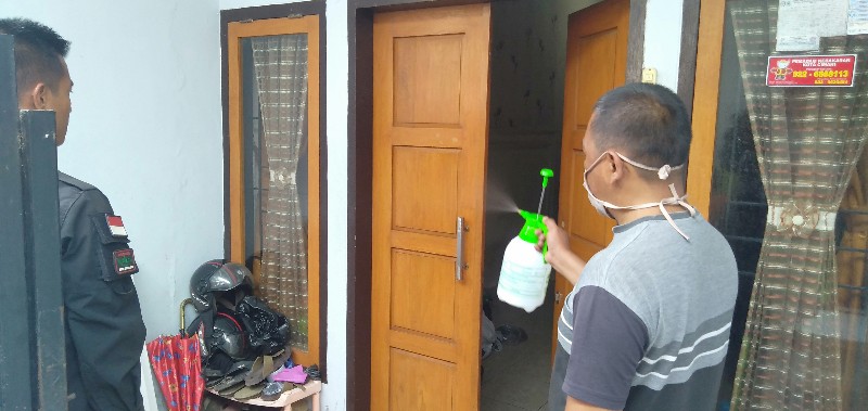 Satgas Citarum Subsektor 21-13 Bantu Penyemprotan Disinfektan Serentak di Kelurahan Cibeureum