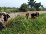 Satgas Citarum Sektor 21 Soreang Bersihkan Bantaran Anak Sungai Ciwidey Di Desa Sukanagara