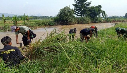 Satgas Citarum Sektor 21 Soreang Bersihkan Bantaran Anak Sungai Ciwidey Di Desa Sukanagara