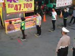 Personel Polres Cianjur Polda Jabar Edukasi Physical Distancing Kepada Para Pedagang Pasar Dan Swalayan