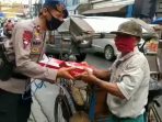 Brimob Polda Jabar Bhakti Sosial Bagikan Nasi Kotak Untuk Masyarakat Terdampak Pandemi Covid-19