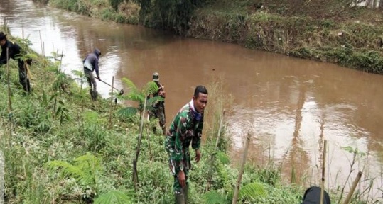 Satgas Citarum Sektor 21 Pameungpeuk Bersihkan Bantaran Sungai Di Kampung Rancaengang