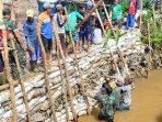 Satgas Citarum Sektor 21 Solokanjeruk Bersama Warga Bergotongroyong Perbaiki Tanggul Rusak Di Desa Panyadap