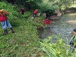 Satgas Citarum Sektor 21 Lagadar Bersihkan Sungai Di Kampung Mencut