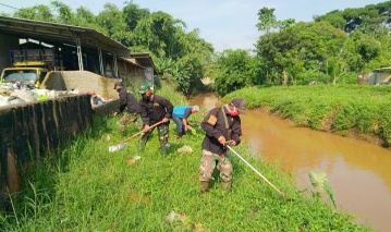 Satgas Citarum Sektor 21 Cileunyi Bersihkan Bantaran Sungai Cikeruh Kampung Dangdeur