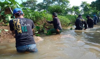 Satgas Citarum Sektor 21 Solokanjeruk Bersihkan Sungai Citarik Di Kampung Sukamanah