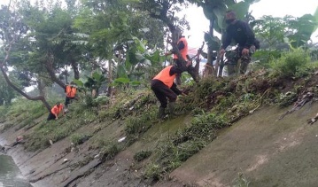 Satgas Sektor 21-05 Cikapundung Bersihkan Tanaman Liar Di Bantaran Sungai Desa Lengkong