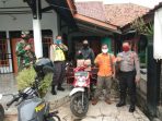 Personel Polres Subang Polda Jabar Kawal Penyaluran Bansos Kepada Warga