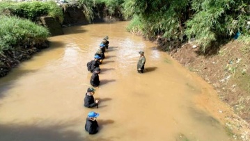 Semangat Satgas Citarum Sektor 21-15 Tetap Menyala Bersihkan Sungai Meski Sedang Menjalankan Ibadah Puasa Ramadan