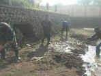 Satgas Citarum Sektor 21-14 Angkat Sampah Dan Endapan Lumpur Di Sungai Cimahi Kampung Sukawargi