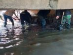 Satgas Citarum Sektor 21 Solokanjeruk Angkat Sampah Dan Sedimentasi Di Jembatan Rancakaso
