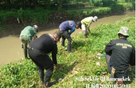 Satgas Citarum Sektor 21 Rancaekek Bersihkan Daerah Aliran Sungai Di Desa Sukamulya