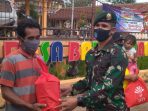 Yonif Raider 323/BP Kostrad Bagikan Paket Sembako Kepada Warga Masyarakat Banjar