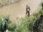 Satgas Citarum Sektor 21 Sub 07 Bersihkan Tanaman Liar Di Bantaran Sungai Kampung Rancabungur