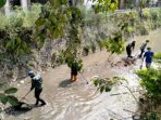 Satgas Citarum Sektor 21 Sumedang Bersihkan Bantaran Sungai Cikijing