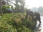 Tanaman Liar Di Bantaran Sungai Kampung Citiru Dibersihkan Satgas Citarum Sektor 21 Soreang