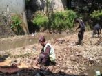 Satgas Citarum Sektor 21 Ciparay Bersihkan Aliran Sungai Cirasea Kampung Manggung Lebak
