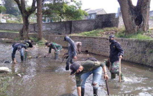 Tanaman Liar Dan Sampah Di Aliran Sungai Kampung Margaluyu, Diangkat Satgas Citarum Sektor 21 Sub 14/Cimahi Utara