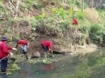 Satgas Citarum Sektor 21 Lagadar Bersihkan Bantaran Sungai Kampung Leuwidulang