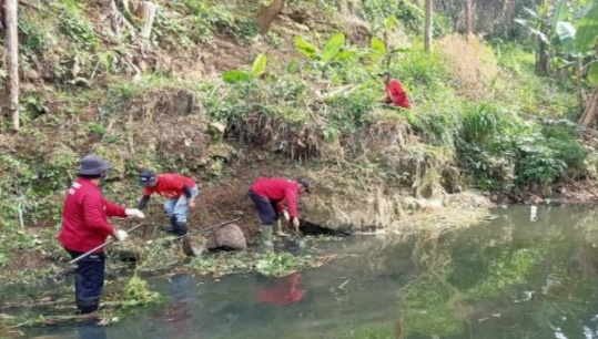 Satgas Citarum Sektor 21 Lagadar Bersihkan Bantaran Sungai Kampung Leuwidulang