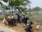 Satgas Citarum Sektor 21 Solokanjeruk Angkat Sampah Permukaan Dan Bantaran Sungai Citarik Di Kampung Sasakbeusi