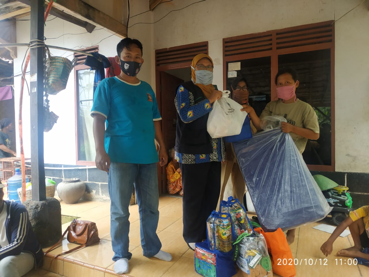 Rumah Rusak Tertimpa Pohon, Dinsos Kabupaten Ciamis Berikan Bantuan Kepada Korban