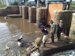 Satgas Citarum Sektor 21 Rancaekek Angkat Sampah Di Pintu Air Desa Sukamanah