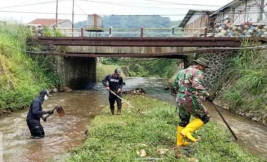 Satgas Citarum Sektor 21 Sub 11 Angkat Sampah Dan Tanaman Liar Di Sungai Cimahi Kampung Sukamanah