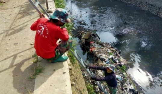 Satgas Citarum Sektor 21 Citepus Bersihkan Sungai Dan Pelopori Pungut Sampah