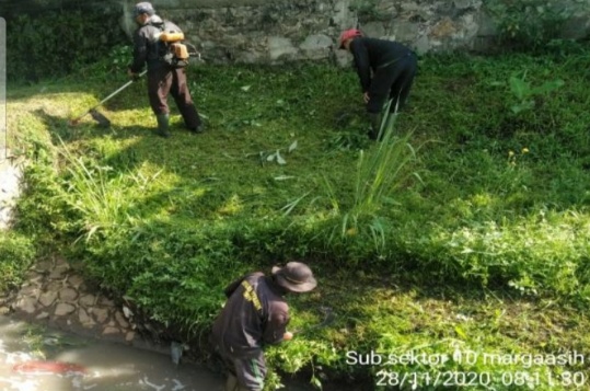 Satgas Citarum Sektor 21 Margaasih Bersihkan Aliran Sungai Curug Cibeureum