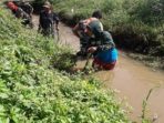 Satgas Citarum Sektor 21 Sub 08 Bersihkan Tanaman Liar Di Sungai Cilisung