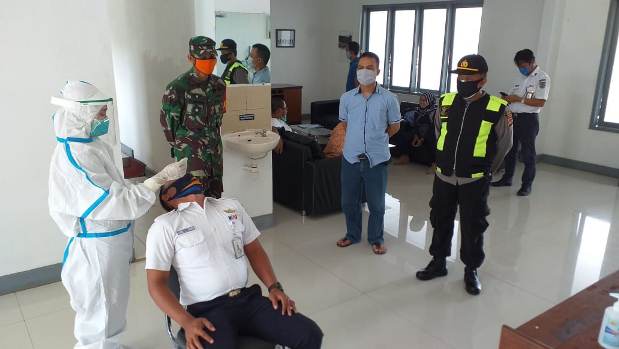 Tim Gugus Tugas Covid-19 Kota Banjar Bersama Dokkes Polres Banjar SWAB Test 24 Karyawan PT KAI