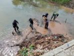 Satgas Citarum Sektor 21 Solokanjeruk Angkat Sampah Di Jembatan Sungai Citarik Kampung Pancak Suji
