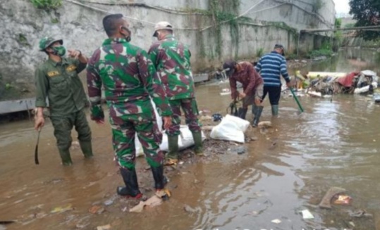 Satgas Citarum Sektor 21-13 Bersihkan Sampah Di Sungai Cimahi Kampung Ujung