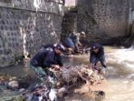 Satgas Citarum Sektor 21 Sub 14 Bersihkan Sampah Permukaan Sungai Cimahi