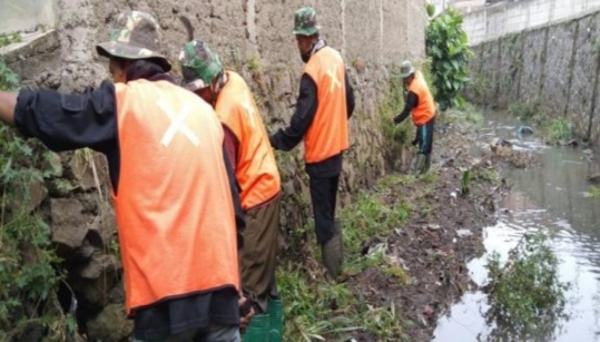 Satgas Citarum Sektor 21 Sub 05 Bersihkan Sampah Dan Tanaman Liar Di Anak Sungai Cikapundung Kampung Mengger