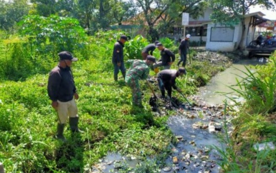 Satgas Citarum Sektor 21 Sub 17 Bersihkan Sampah Di Anak Sungai Citarik Desa Padamukti