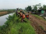 Satgas Citarum Sektor 21 Subsektor 04 Angkat Tanaman Liar Dan Sampah Di Bantaran Sungai Cidurian Kampung Cihaurgeulis