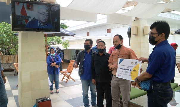 Muhammad Farhan Kudapil di Bandung Sekaligus Gelar Rapid Test dan Beri Bantuan Kelembagaan