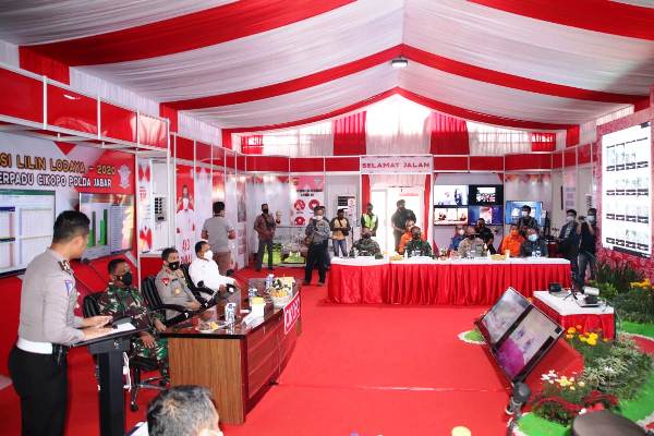Kapolda Jabar Dan Pangdam III Siliwangi Cek Pos Pengamanan Terpadu Cikopo Dalam Rangka Operasi Lilin Lodaya 2020