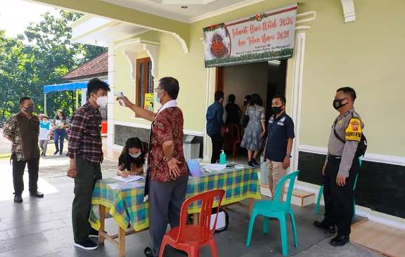 Suasana Nataru, Polres Majalengka Polda Jabar Berikan Pelayanan Rasa Aman Kepada Jemaat Kebaktian Rutin Dalam Pelaksanaan Operasi Lilin Lodaya 2020