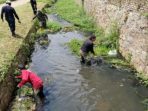 Giliran Daerah Aliran Sungai Kampung Cikuya Dibersihkan Tim Satgas Citarum Sektor 21 Lagadar Bersama Warga Pelopor Kebersihan