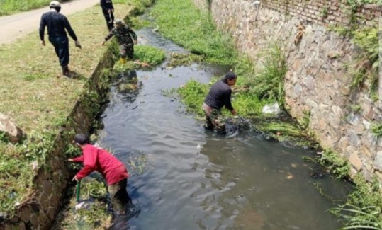 Giliran Daerah Aliran Sungai Kampung Cikuya Dibersihkan Tim Satgas Citarum Sektor 21 Lagadar Bersama Warga Pelopor Kebersihan