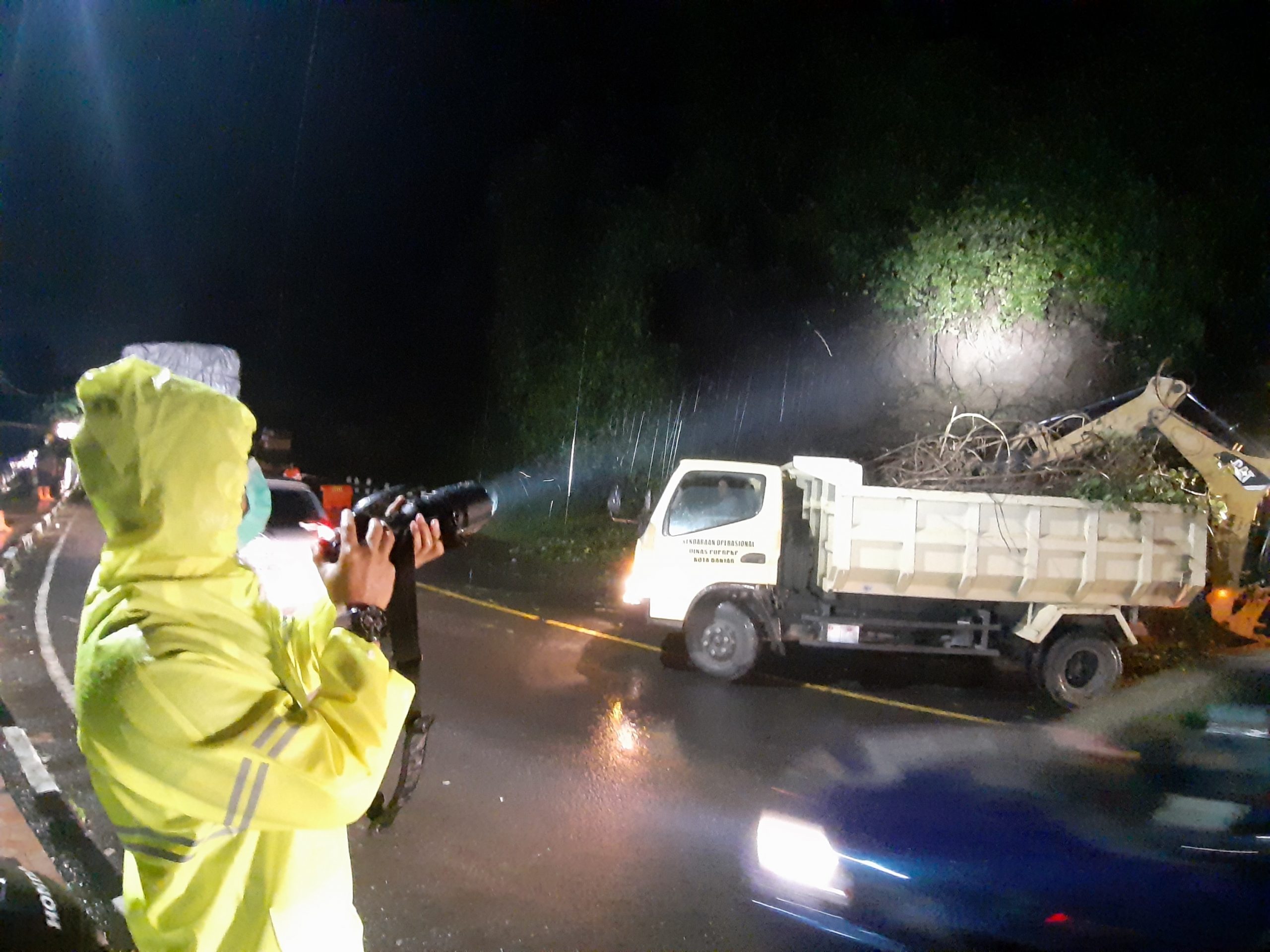 Personel Polsek Purwaharja Polres Banjar Bantu Evakuasi Longsoran Tanah Di Karangpanimbal